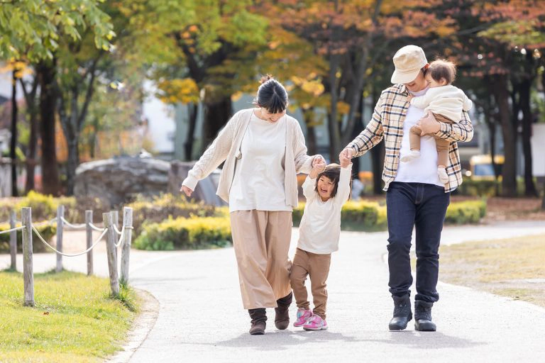 家族が公園を歩くイメージ