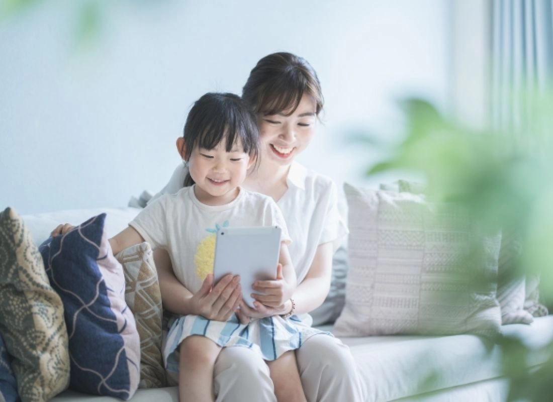 母親と子供が端末を操作するイメージ写真